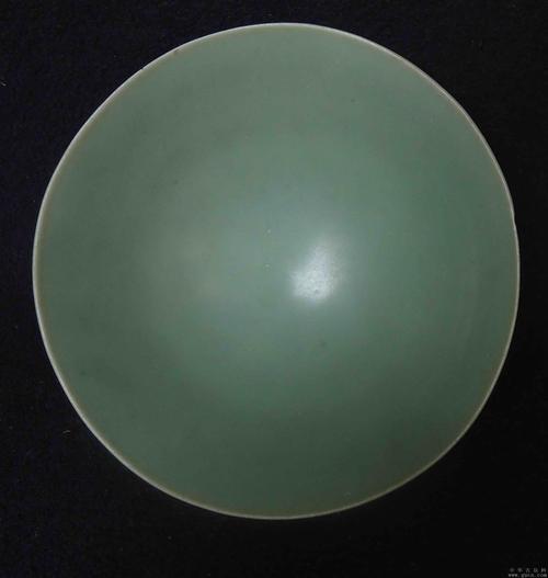 精美:宋元时期龙泉窑梅子青釉莲瓣碗