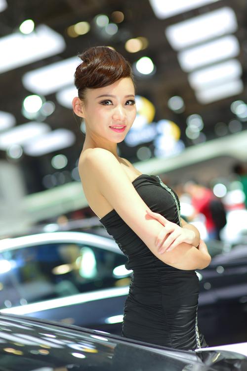 穿抹胸长裙的车模甜美可人更性感