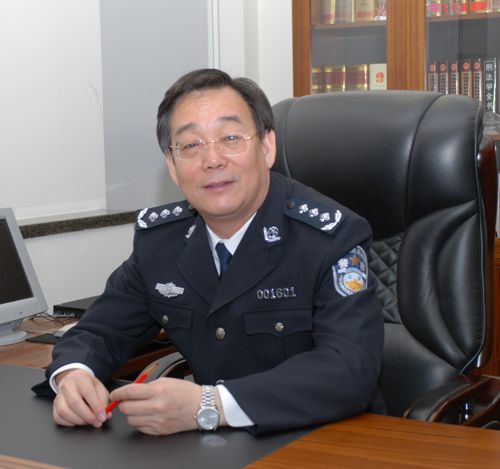 2003年7月任公安部出入境管理局局长,党委书记,一级警监.
