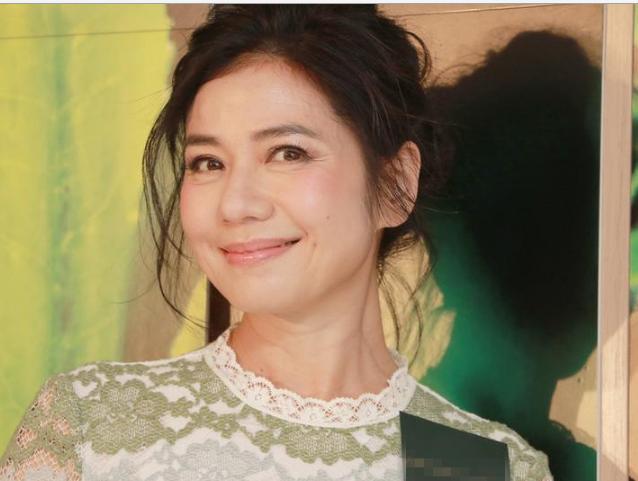 61岁钟楚红晒素颜照片,好像冻龄了,丈夫去世独自一人仍活得精彩