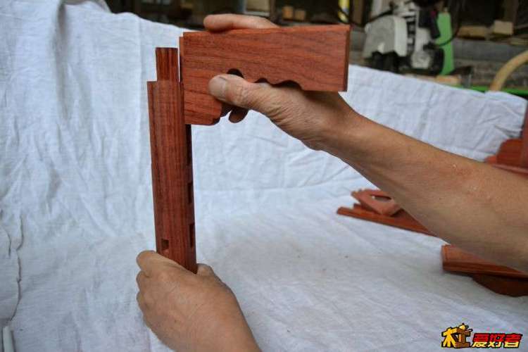 传统古典家具的榫卯结构之十八 一腿三牙方桌