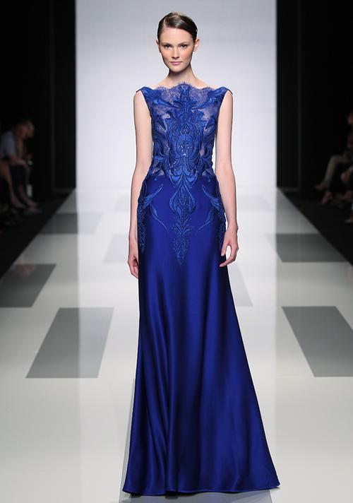 25件让人爱不释手的宝蓝色礼服