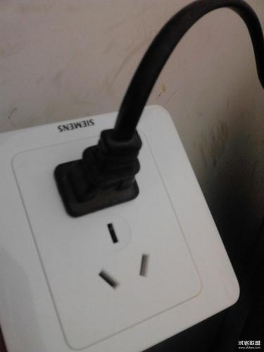 插座和插头的连接处很紧密,不松动