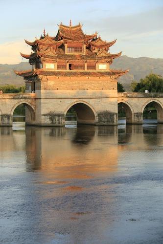 云南建水双龙桥和朝阳楼的"古桥夕照"和"虹映迎晖"