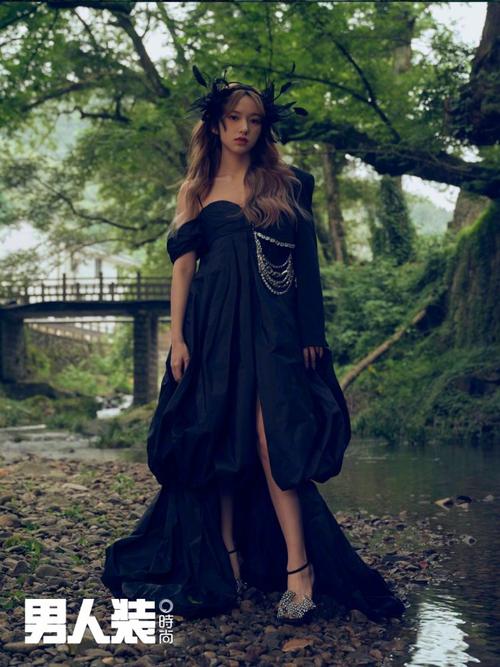 程潇男人装写真化身为金发少女神秘性感时尚俏丽