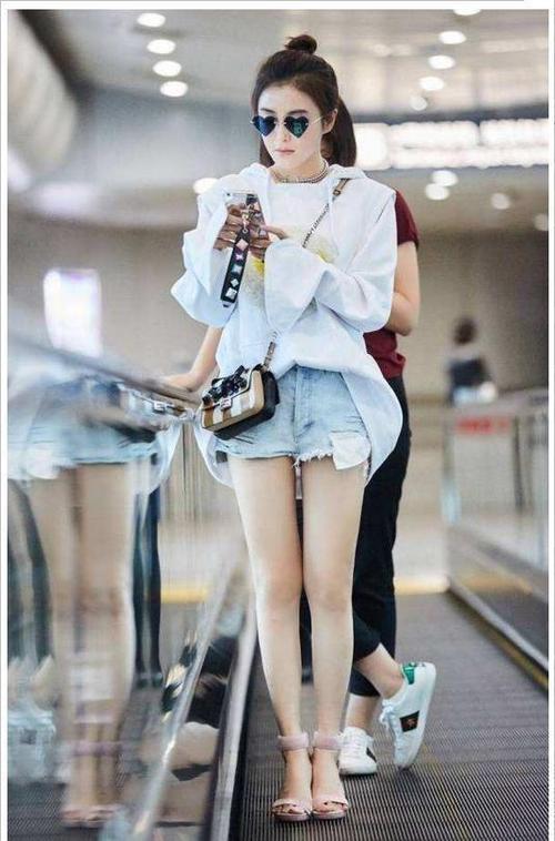 "泰迪卷"过时了,现在流行秦岚"镰刀卷",配上空气刘海