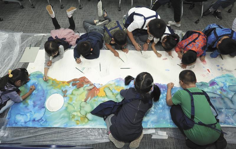 在面向公众的多项艺术工作坊活动中,大华银行艺术比赛的获奖者们会与