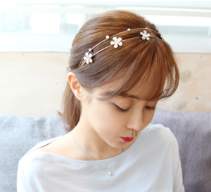 短发带发卡女生简笔画