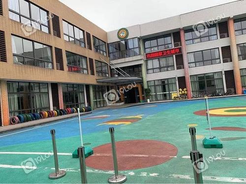 无聊的坐在那边玩手机游戏哈哈哈 嘉兴市商业幼儿园  和其他幼儿园一