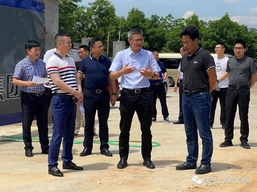 嵊州市市委书记徐建役,嵊州市常委副市长裘建勇,崇仁镇书记陈永胜一行