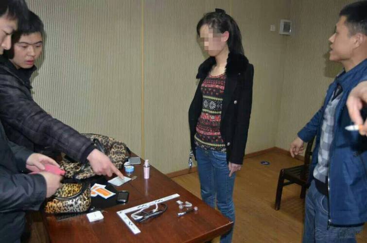 这女犯人很享受的样子,拉裤子尿裤子了吗