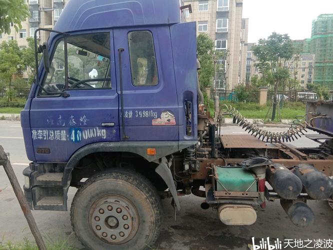 即将消失的国三大泵——东风紫罗兰牵引车