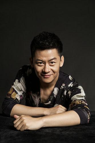 青年实力派演员李健帅气大片来袭 尽显亲和力