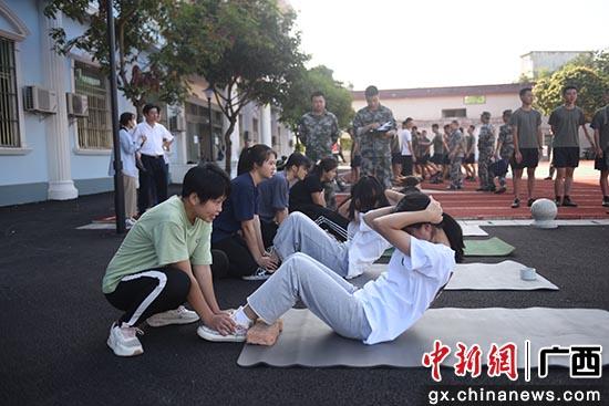 广西钦州市开展女兵体能测试和面试