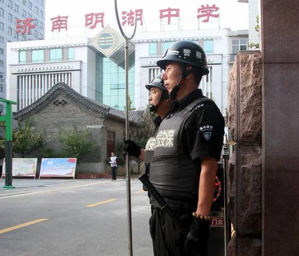 9月1日,装备整齐的保安员守候在校园门口,热情地欢迎孩子们的归来.