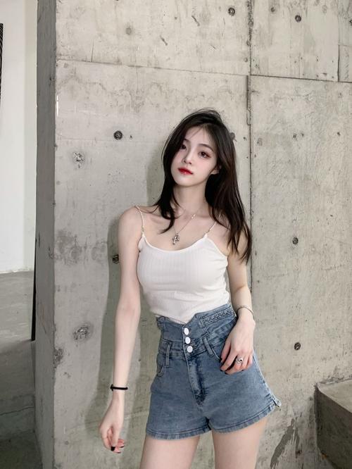李嘉慧jnnlh高腰三粒扣宽松直筒a字修身弹力辣妹热裤