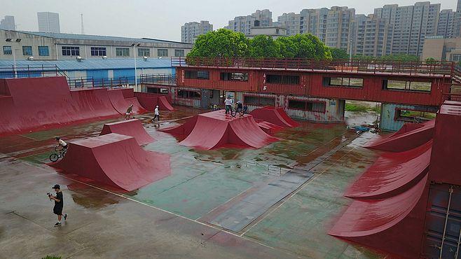 欧亚马自行车 新建了个bmx极限场地,死亡之墙5米,不服
