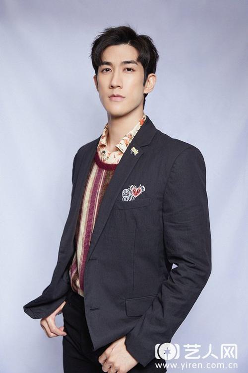 李治廷开启夏日霸屏模式 综艺音乐两开花