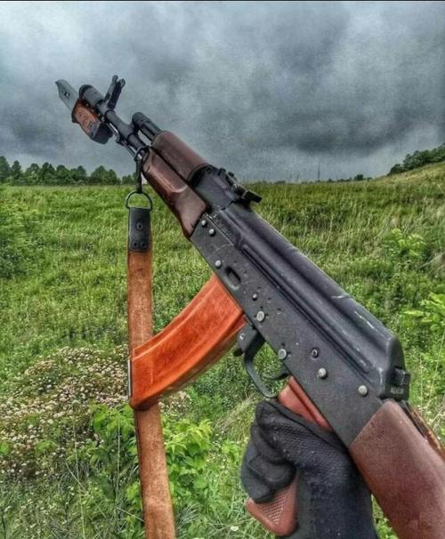 为什么说ak47是万枪之王对比一下m16步枪你就知道了