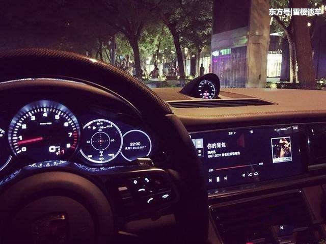 夜晚偶遇一辆没油的保时捷718,车主的做法,令不少路人