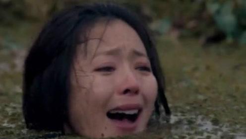 美女不小心陷入沼泽地,慢慢被淹没