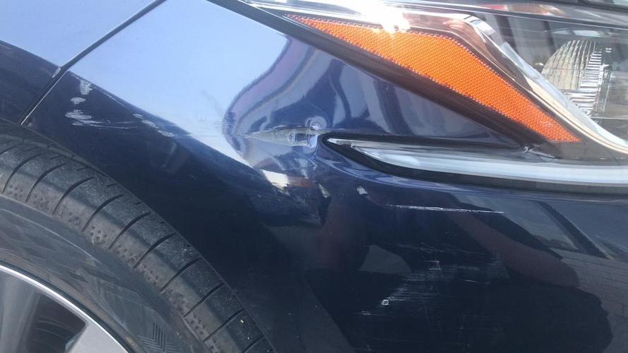 雷克萨斯eses200倒车时刮蹭到别人车上请问怎么处理有好的建议