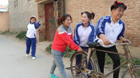 欢欢的童年:欢欢骑着二八大杠自行车显摆,没想被小伙伴给抢走,结局太