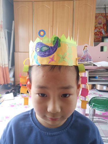 写美篇 我们是二年一班的小学生,看我们的自己做的头饰好看吗?