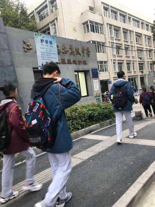 位置玄武高级中学位于太平门白马公园附近乘坐多条公交地铁4号都非常