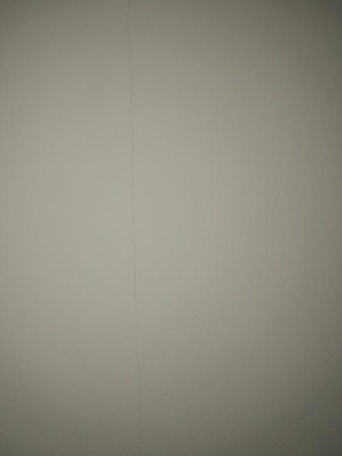 乳胶漆墙体表面细微裂缝怎么办?