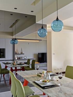 餐厅背景墙被镜面元素做了覆盖,墙面上的装饰镜可用来扩展视野,玻璃