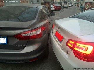 毛和蒋,在天堂马路开车,结果两车刮蹭了一下.