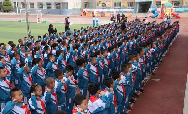 甘州区北街小学举行少先队入队仪式