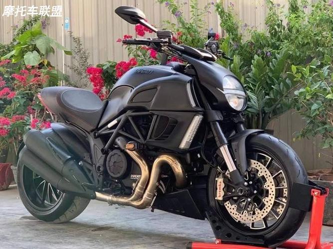 2013年杜卡迪大魔鬼 暗夜版