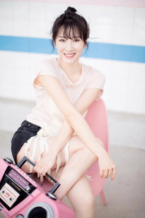 李念格子西装加腰包时髦到飞起,鞋子却笨重到走不了路