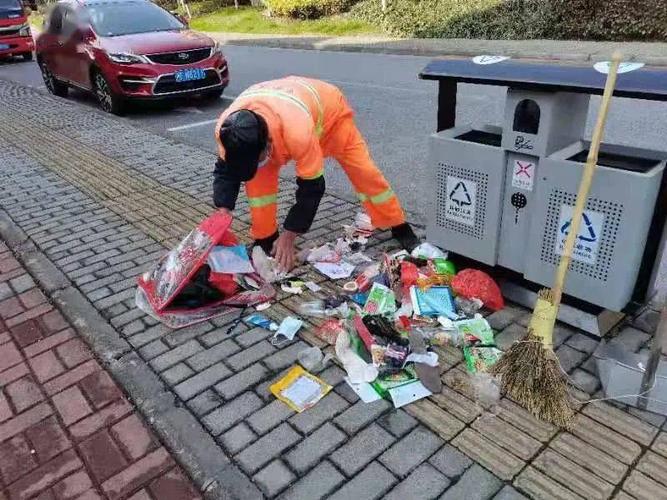 海盐某小区实行垃圾定时投放,业主们却直接把垃圾乱扔在路边!