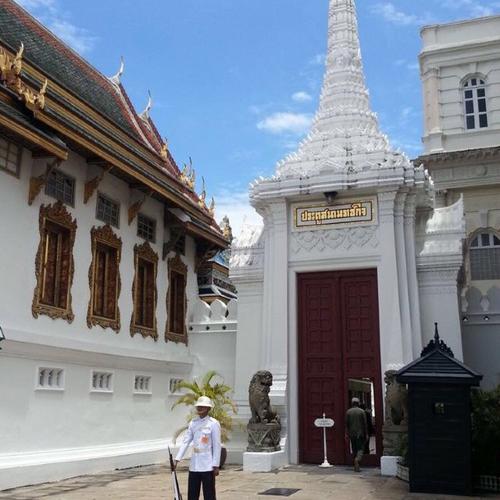 这个门进去就是皇宫了,所以门口有卫兵站岗