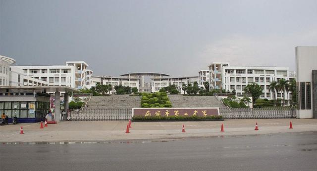 2. 南宁市第三中学