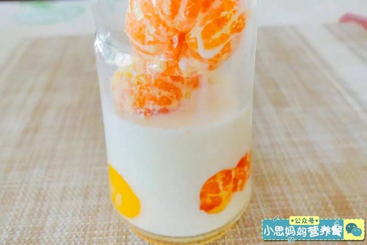 倒入牛奶,搅成橘子奶昔.