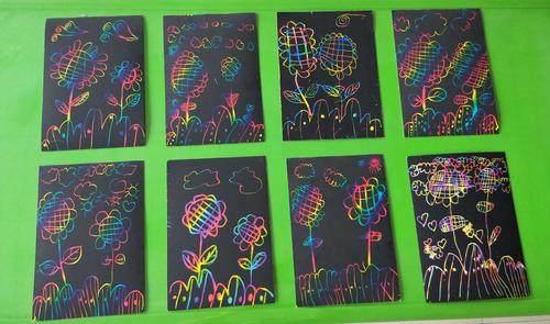 刮画作品完成啦!宝贝们好棒哦!