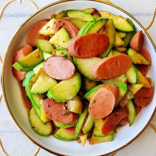  p>西葫芦炒火腿是由西葫芦,火腿为主要食材做成的一道菜品,属于家常