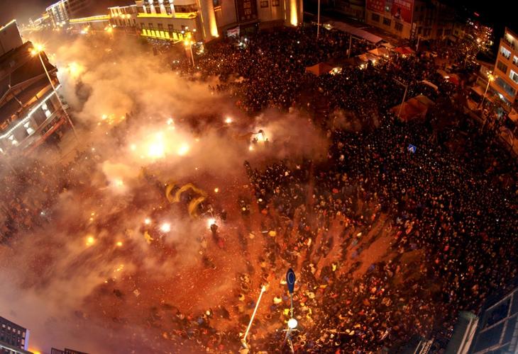 瑶乡炸龙闹元宵|||摄于2014年2月14日 广西富川瑶族自治县县城炸龙祁