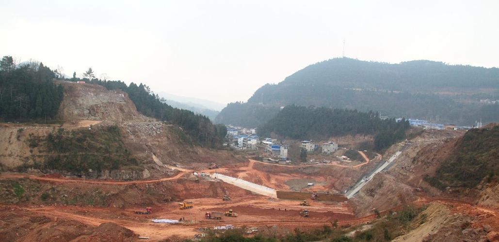 中江县石泉水库枢纽工程左库大坝开始进行填筑