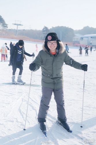 到东北肯定来体验一次滑雪,穿上装备,感受下冬天.来,玩雪去