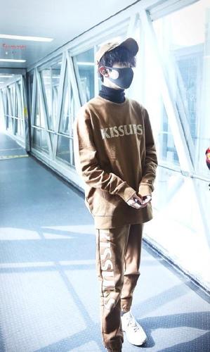 易烊千玺街拍合集,充满少年气的造型灵感,尽显青春明媚