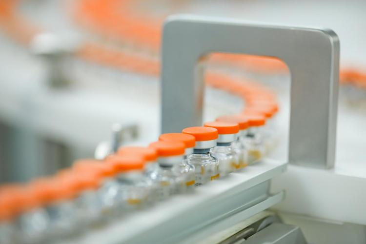 贴完标签等待装盒的新冠灭活疫苗.科兴中维供图