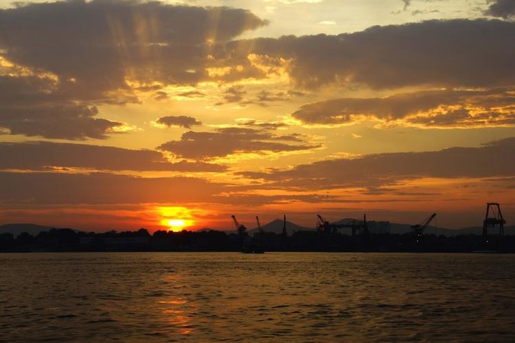 江边夕阳