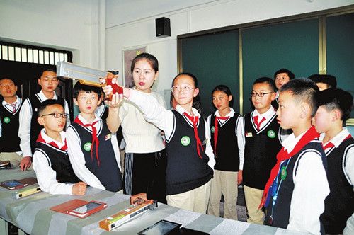 临汾市五一路学校的学生进行射击训练