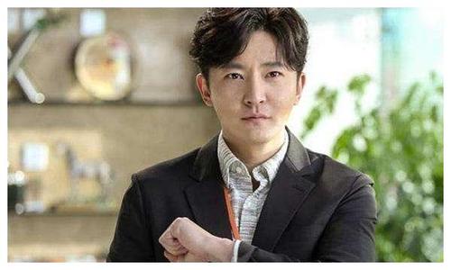 40岁郭京飞太宠妻独自包揽行李夫妻感情甜蜜惹人羡慕