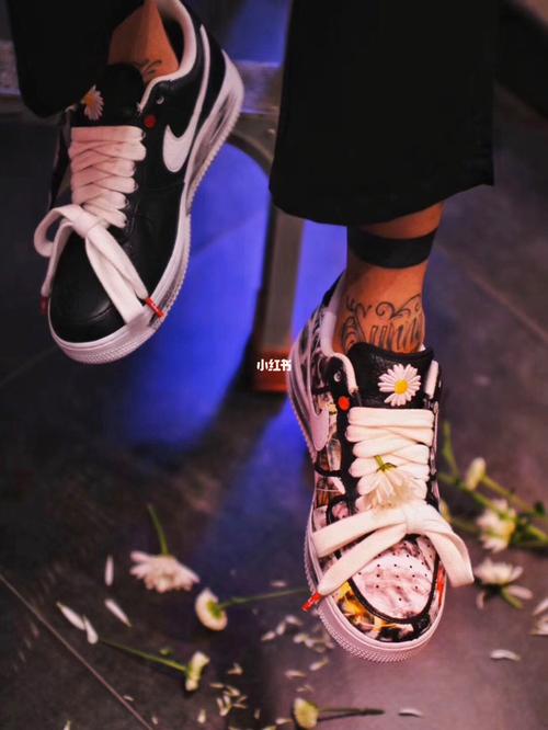 最近特别火的权志龙小雏菊_权志龙_小雏菊_潮鞋_耐克怎么样_潮男_涂鸦
